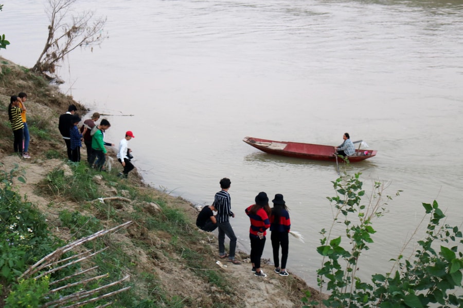 Cấm chèo thuyền chở khách ra ngắm cảnh bãi lau giữa sông Lam