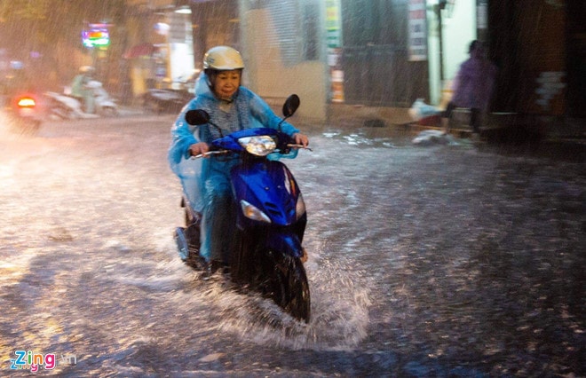 Chạy xe máy thế nào trên đường đô thị ngập nước?
