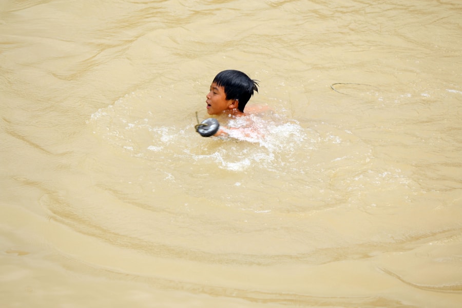 Trẻ em lặn sông mò sắt vụn giữa giá rét