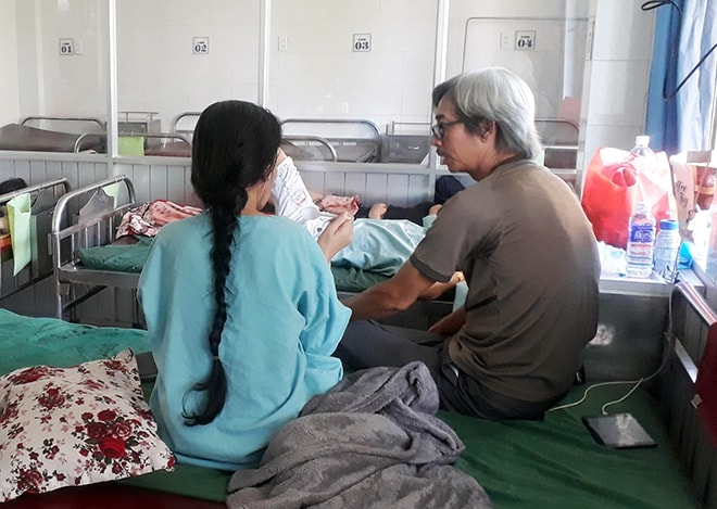 Cô giáo nhập viện vì bị kẻ lạ ném đá vào mặt