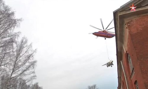 Trực thăng Nga nâng bổng cường kích 22 tấn bay quanh St. Petersburg