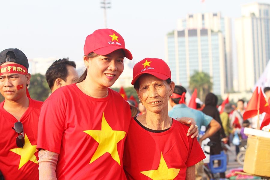 Mẹ và bà nội Phan Văn Đức hòa vào ngày hội bóng đá tại Mỹ Đình