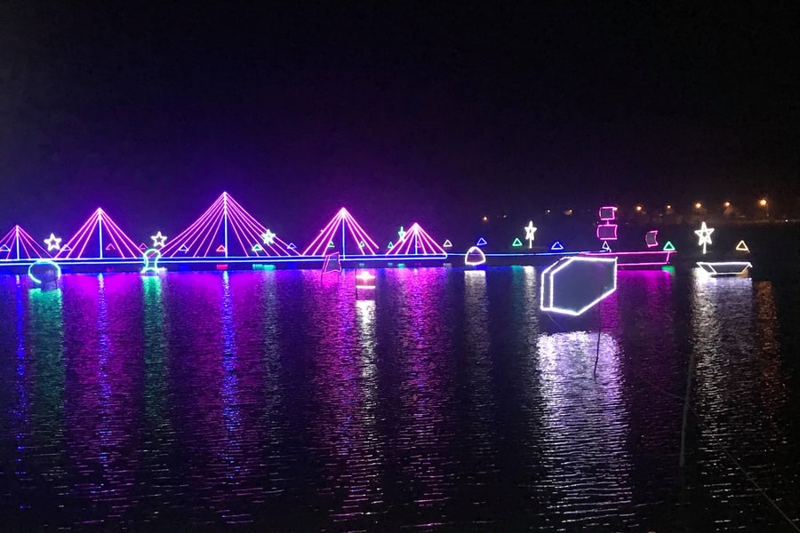 Nghệ An: Cuốn hút với 6.000 chong chóng kết lại đón Noel 