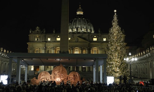 Giáo hoàng giải thích ý nghĩa cây Giáng sinh và phù điêu cát ở Vatican