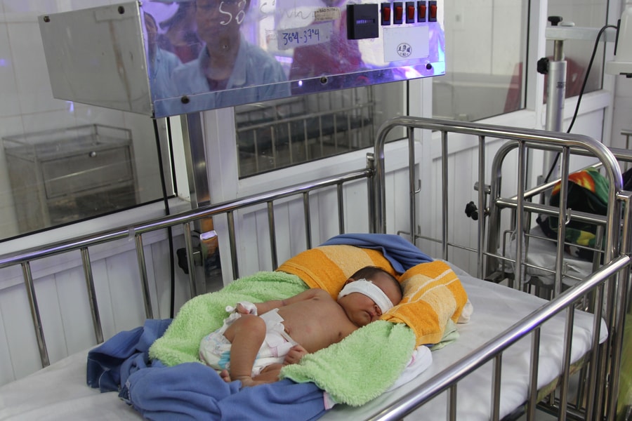 Tìm bố mẹ cho 2 cháu bé bỏ rơi ở Nghệ An