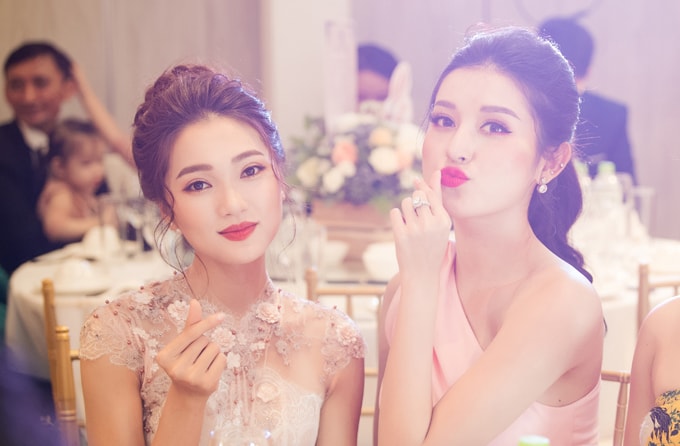 “Bạn gái tin đồn” của cầu thủ Phan Văn Đức đọ sắc với Á hậu Huyền My