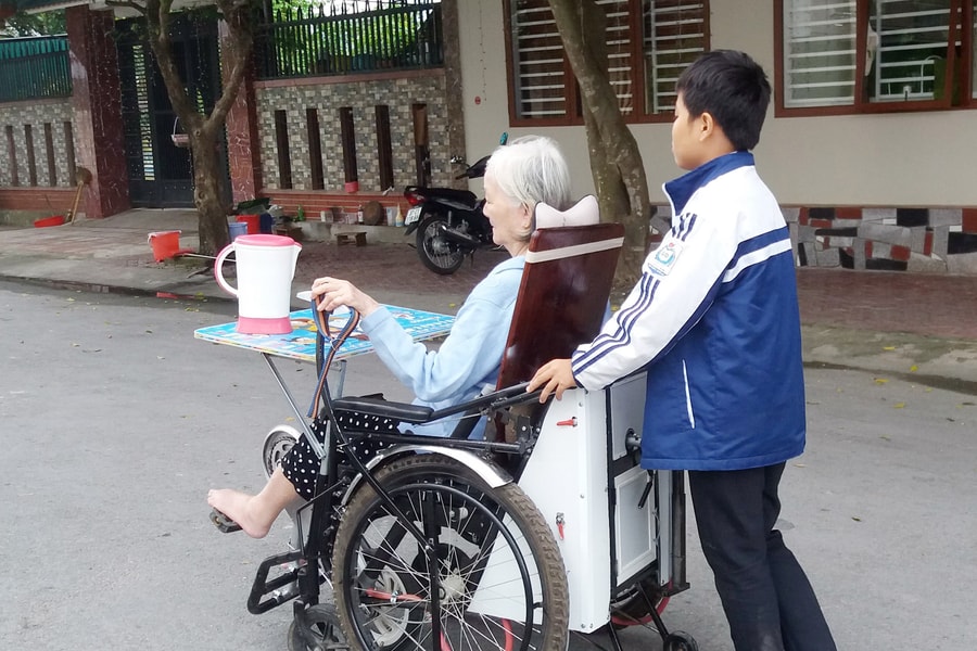 Hai học trò vùng cao Nghệ An giành giải Nhất sáng tạo KHKT khi cải tiến xe lăn 