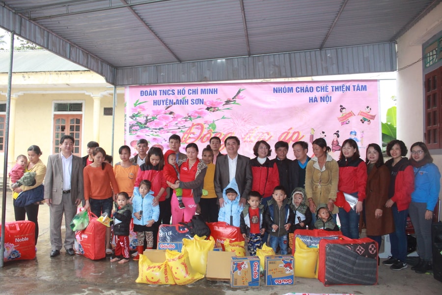 Trao quà cho học sinh ở Anh Sơn, Quỳ Châu; 700 tình nguyện viên hiến máu ở Diễn Châu