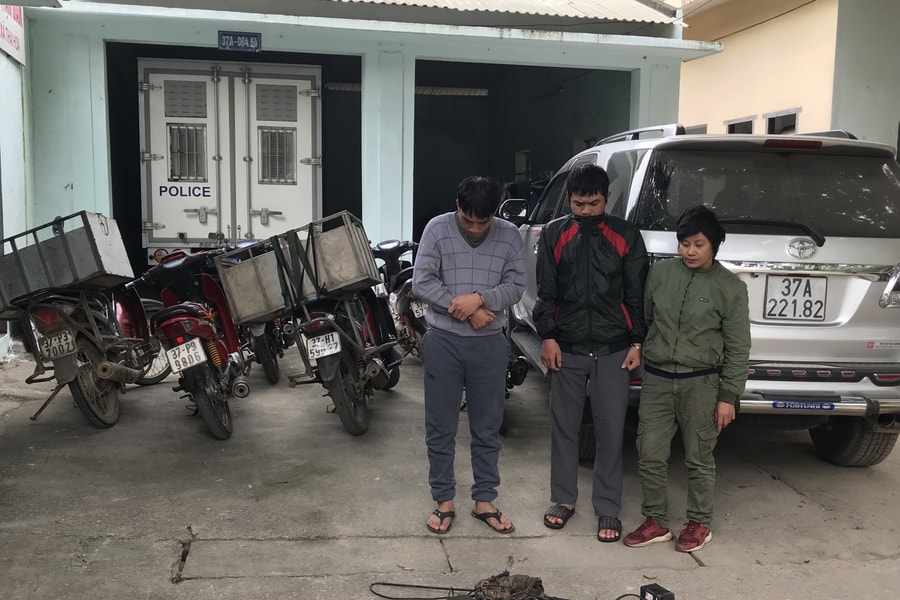 Nghệ An: Dùng ô tô đi trộm chó, ném bom xăng khi bị truy đuổi