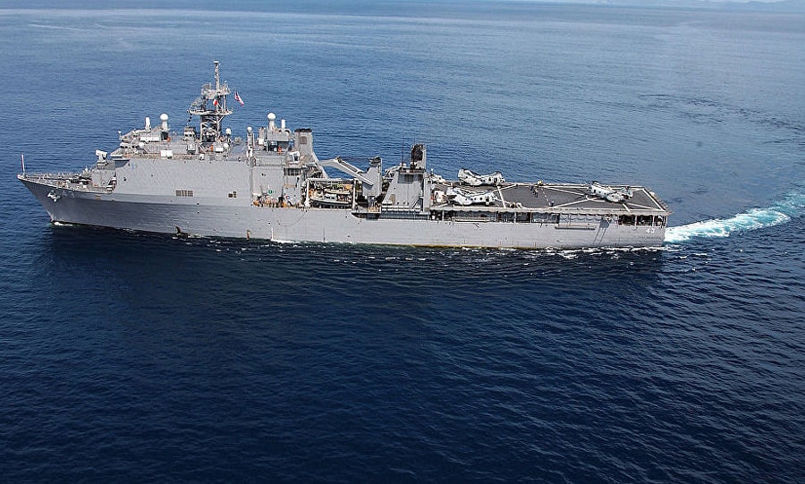 Quân nhân Nga giám sát hành động của tàu chiến Hải quân Mỹ ở Biển Đen