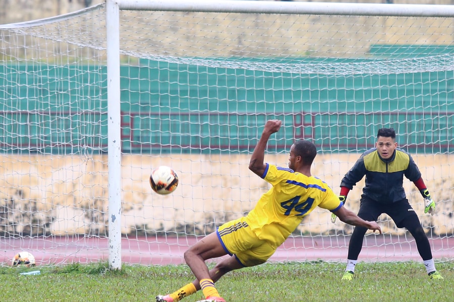 Giao hữu thử ngoại binh, SLNA bị Hà Tĩnh cầm chân 