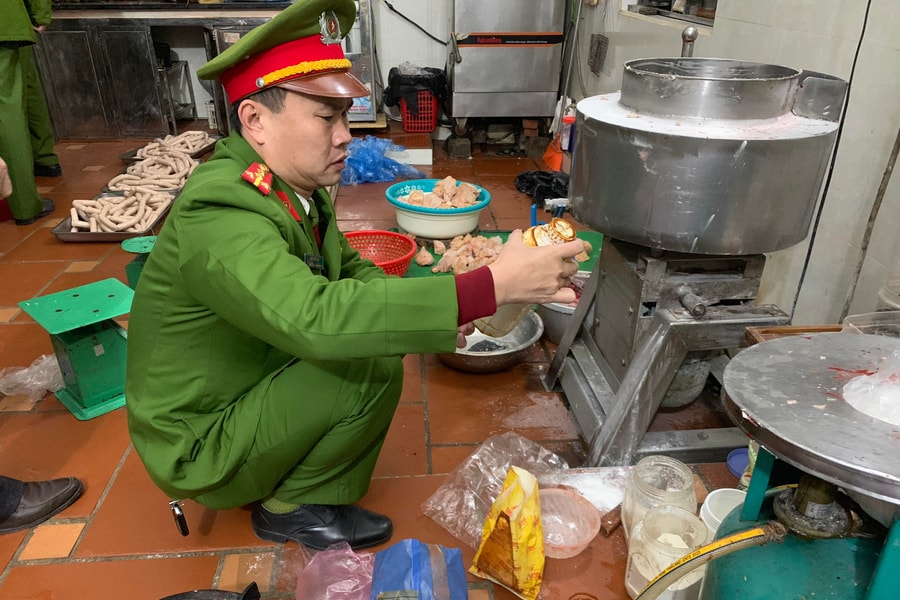 Nghệ An: Đột nhập cơ sở giò, chả lúc nửa đêm, phát hiện nhiều phụ gia Trung Quốc