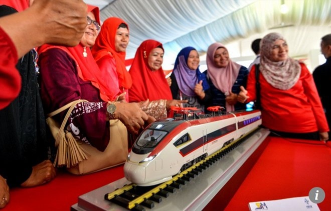 Trump đồng ý mở cửa chính phủ trong 3 tuần; Malaysia hủy dự án đường sắt của Trung Quốc