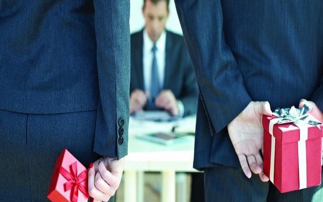Quà tết: Món nào nịnh bợ, món nào trong sáng?