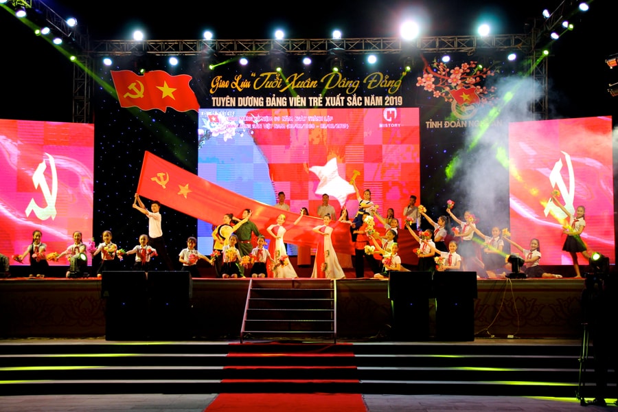 Sôi nổi và lắng đọng đêm giao lưu “Tuổi xuân dâng Đảng” 