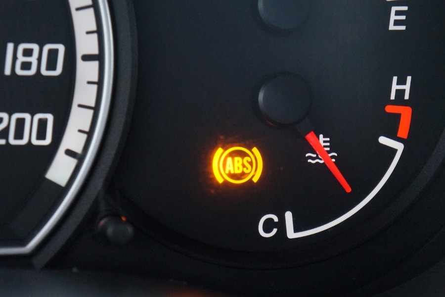 Cách xử lý nhanh 6 đèn cảnh báo quan trọng trên ô tô tài xế cần biết