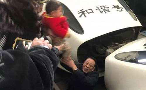 Mẹ mê chụp hình làm con 3 tuổi rơi xuống hố đường ray <!-- check switch to english site -->