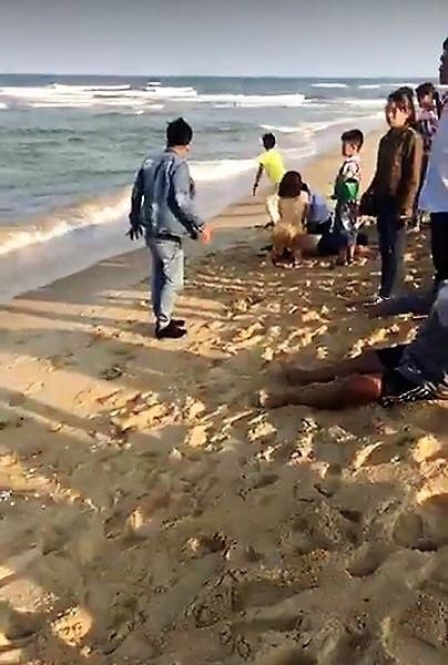 Tắm biển đầu năm: 4 học sinh tử vong, 2 em mất tích