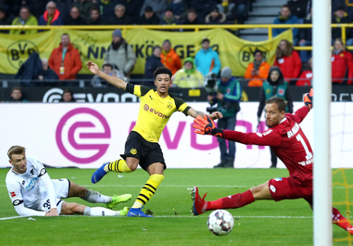 Thần đồng bóng đá Anh, Pogba và HLV Solskjaer xác lập kỷ lục cá nhân