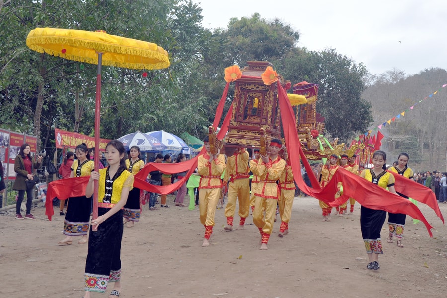 Hàng ngàn người dân, du khách thập phương về dự khai mạc Lễ hội Đền Vạn - Cửa Rào