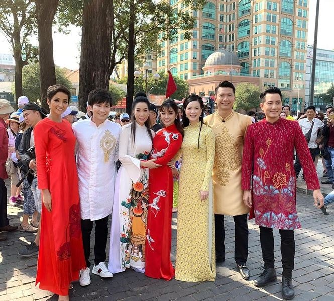 Trịnh Kim Chi, H'Hen Niê rạng rỡ áo dài trên đường phố