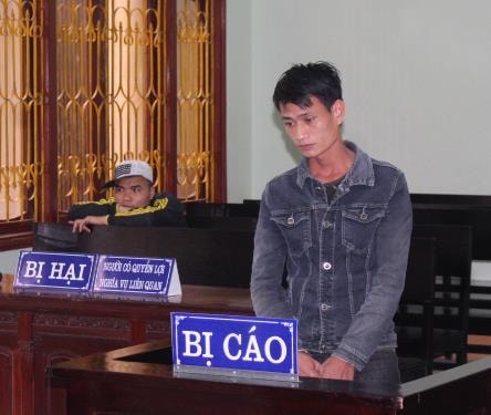 Vào ăn bún chả  “chôm” luôn điện thoại của chủ quán 