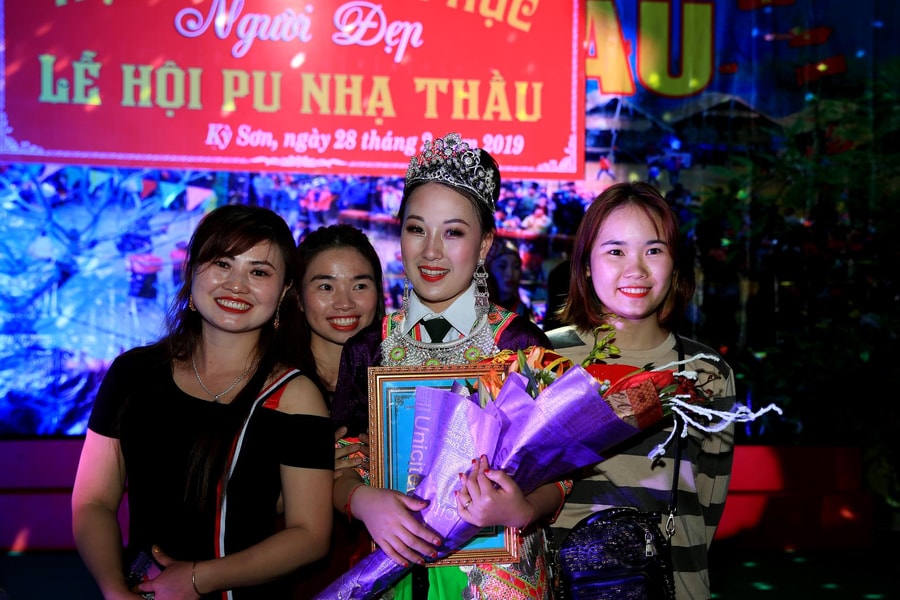 Cô gái người Mông giành giải Nhất thi trang phục người đẹp lễ hội đền Pu Nhạ Thầu