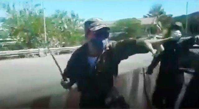 Khởi tố nhóm người bịt mặt đập phá xe ô tô, xịt hơi cay tại trạm thu phí 