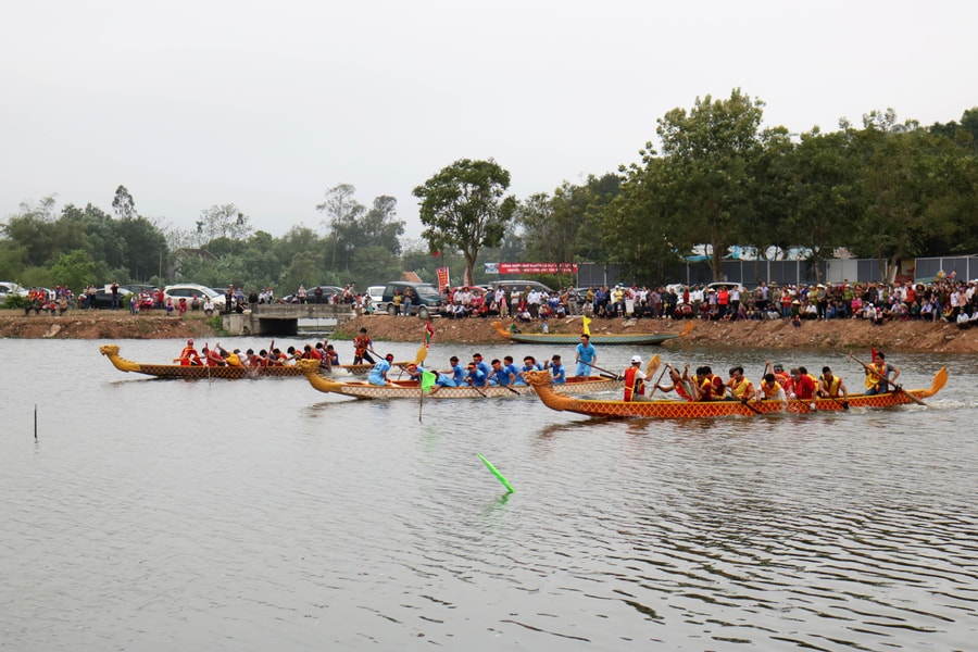 Rượt đuổi kịch tính trong hội đua thuyền trên hồ Diệu Ốc