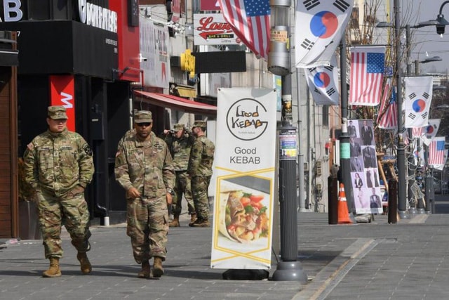 Hàn Quốc chi thêm tiền để giữ chân lính Mỹ; Pháp trao giải thưởng vì nữ quyền đầu tiên