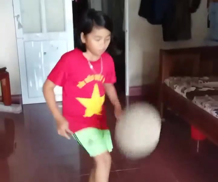 Thích thú với clip cô bé học sinh tiểu học Nghệ An tâng bóng điệu nghệ