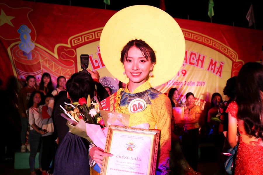 Nữ sinh lớp 12 đạt giải Nhất cuộc thi Nữ sinh thanh lịch Lễ hội Đền Bạch Mã