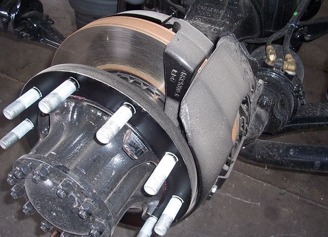 Quá trình phanh một chiếc xe container diễn ra như thế nào?