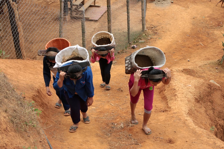 Nghệ An: Dân bản góp công, góp của làm đường bê tông