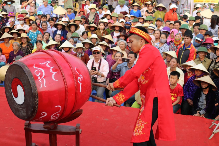 Hấp dẫn những màn đánh trống tế của thiếu niên quê lúa
