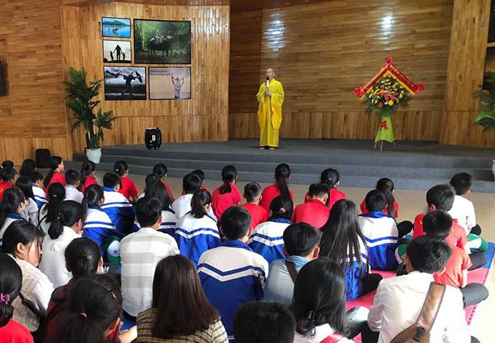 Trụ trì chùa Cổ Am nói chuyện về đạo đức cho học sinh