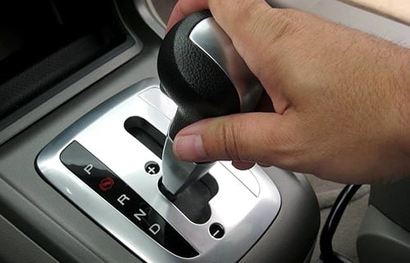 Thao tác xử lý khi ô tô đang chạy bị kẹt số