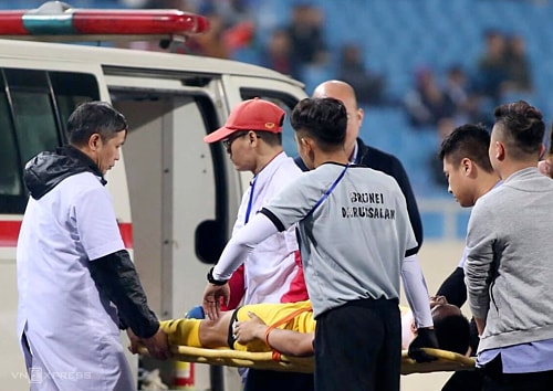 Cầu thủ Brunei nhập viện cấp cứu sau va chạm với cầu thủ Thái Lan