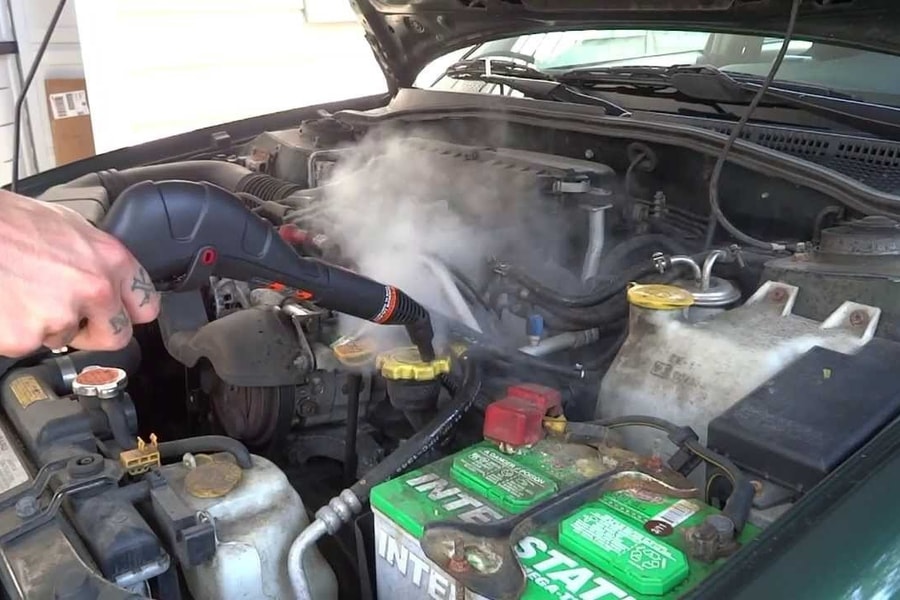 Cách rửa khoang máy ô tô đúng cách nhất?