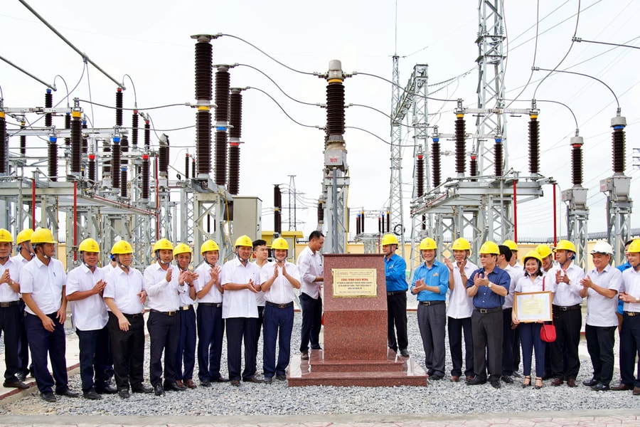 Đóng điện công trình Trạm biến áp 110 kV ở Hưng Nguyên