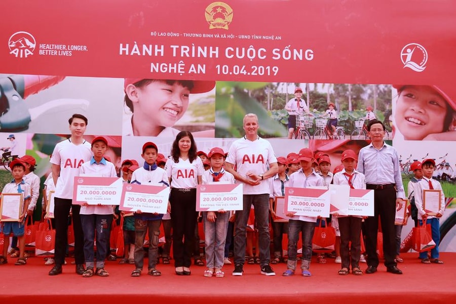 AIA “Hành trình Cuộc sống” về với trẻ em nghèo xứ Nghệ