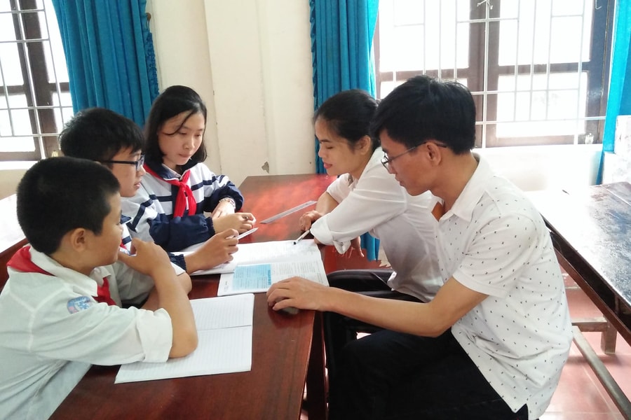 Nghị lực vượt khó của 3 học sinh đạt Huy chương Bạc giải Toán bằng Tiếng Anh