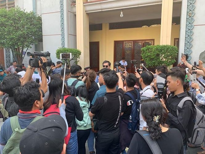 Những hành động phản cảm ở đám tang nghệ sỹ Anh Vũ gây bức xúc dư luận