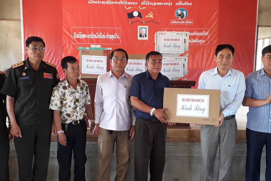 Bộ CHQS Nghệ An chúc Tết Bộ CHQS Xiêng Khoảng nước bạn Lào