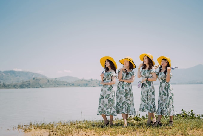 Gợi ý mix đồ sành điệu cho nhóm bạn khi du lịch