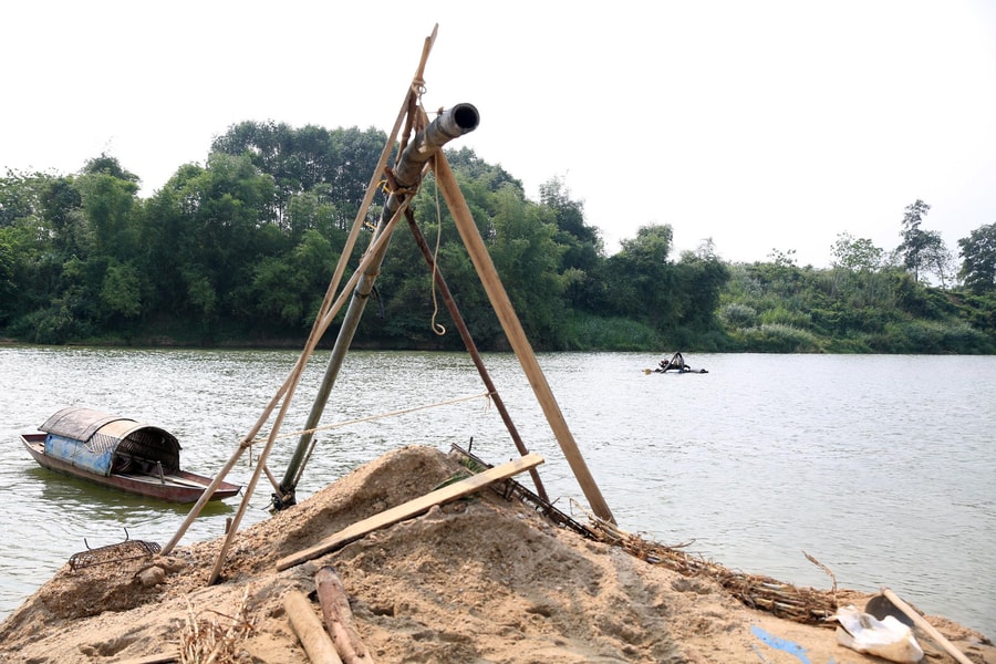 “Cát tặc” công khai nạo vét sông Hiếu