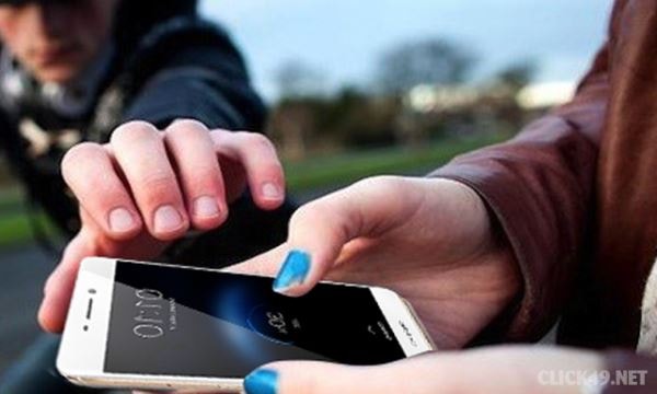 Người phụ nữ bị cướp điện thoại khi đứng bên đường