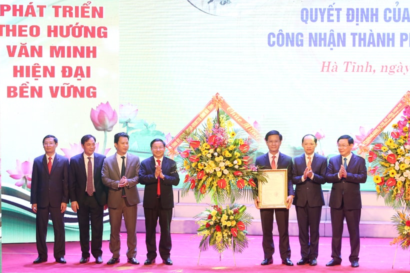 Phó Thủ tướng Vương Đình Huệ trao quyết định công nhận TP Hà Tĩnh là đô thị loại II
