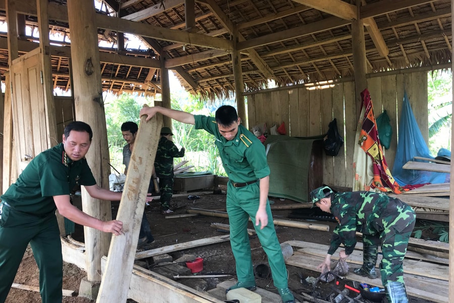 Bộ đội biên phòng Nghệ An giúp dân khắc phục hậu quả lốc xoáy