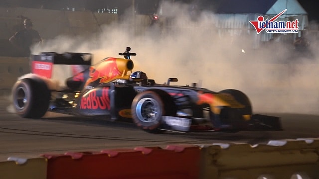 Xem màn tranh tài của 2 xe đua F1 lần đầu tiên trên đường Hà Nội